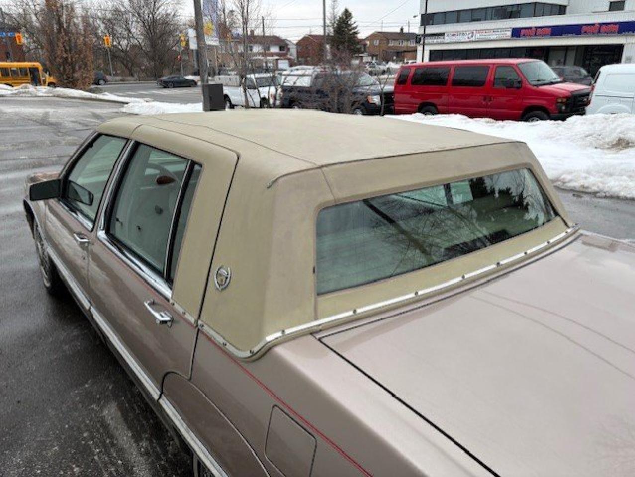 1991 Cadillac Fleetwood V8 **VINYL TOP-SENIOR DRIVEN-NO ACCIDENTS** Photo
