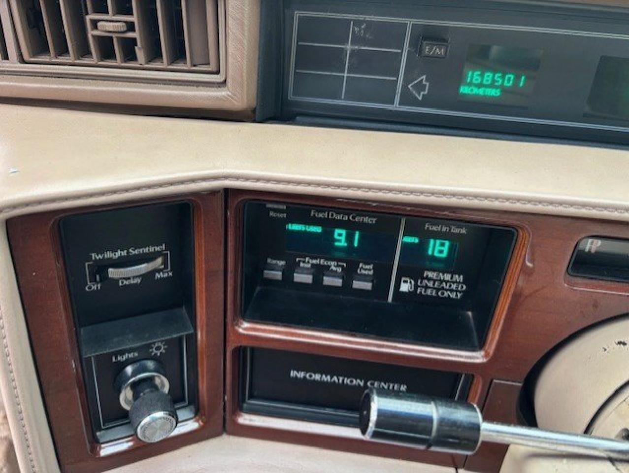 1991 Cadillac Fleetwood V8 **VINYL TOP-SENIOR DRIVEN-NO ACCIDENTS** Photo