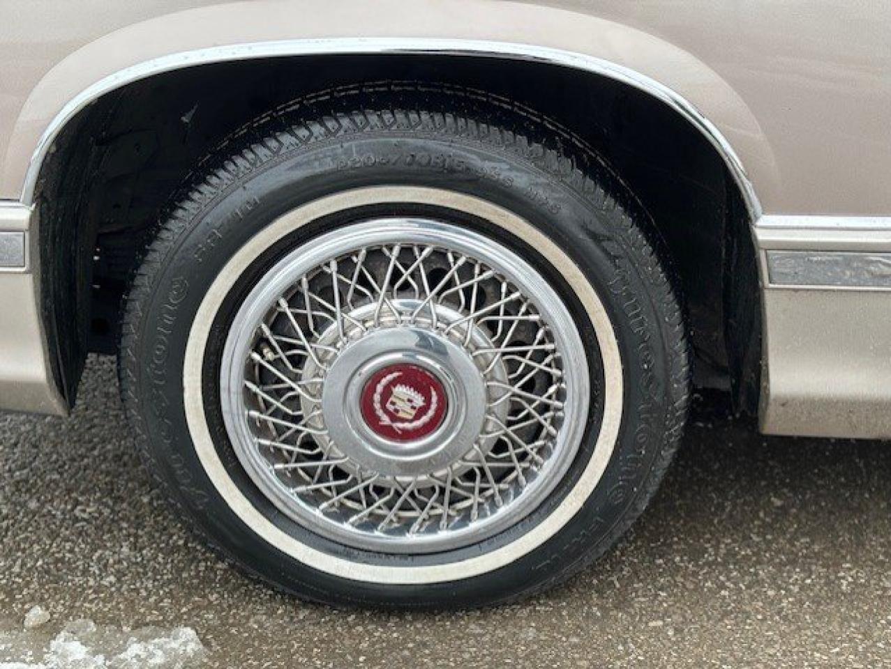 1991 Cadillac Fleetwood V8 **VINYL TOP-SENIOR DRIVEN-NO ACCIDENTS** Photo