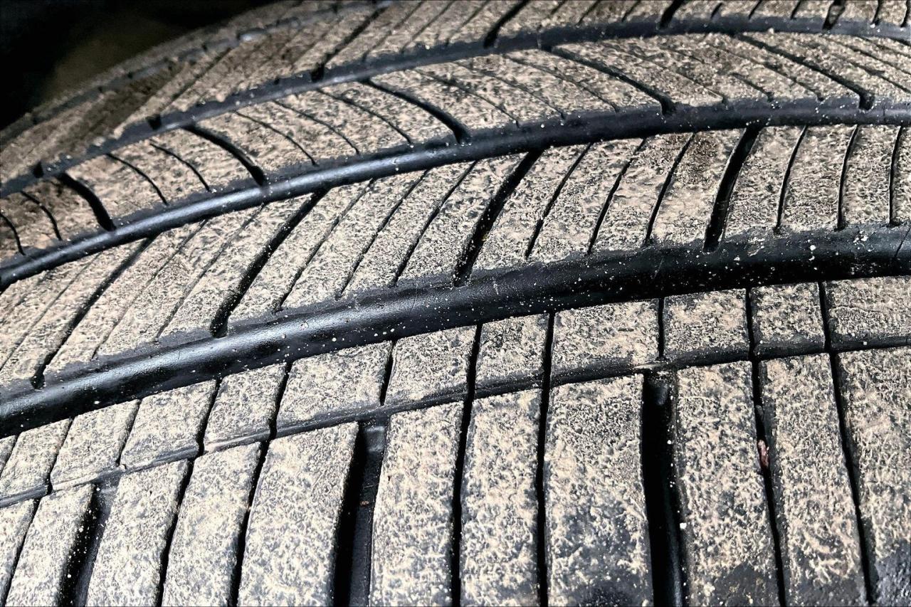 2023 Toyota RAV4 Limited | Vented Leather | Sunroof |SafetyTec |AWD Photo