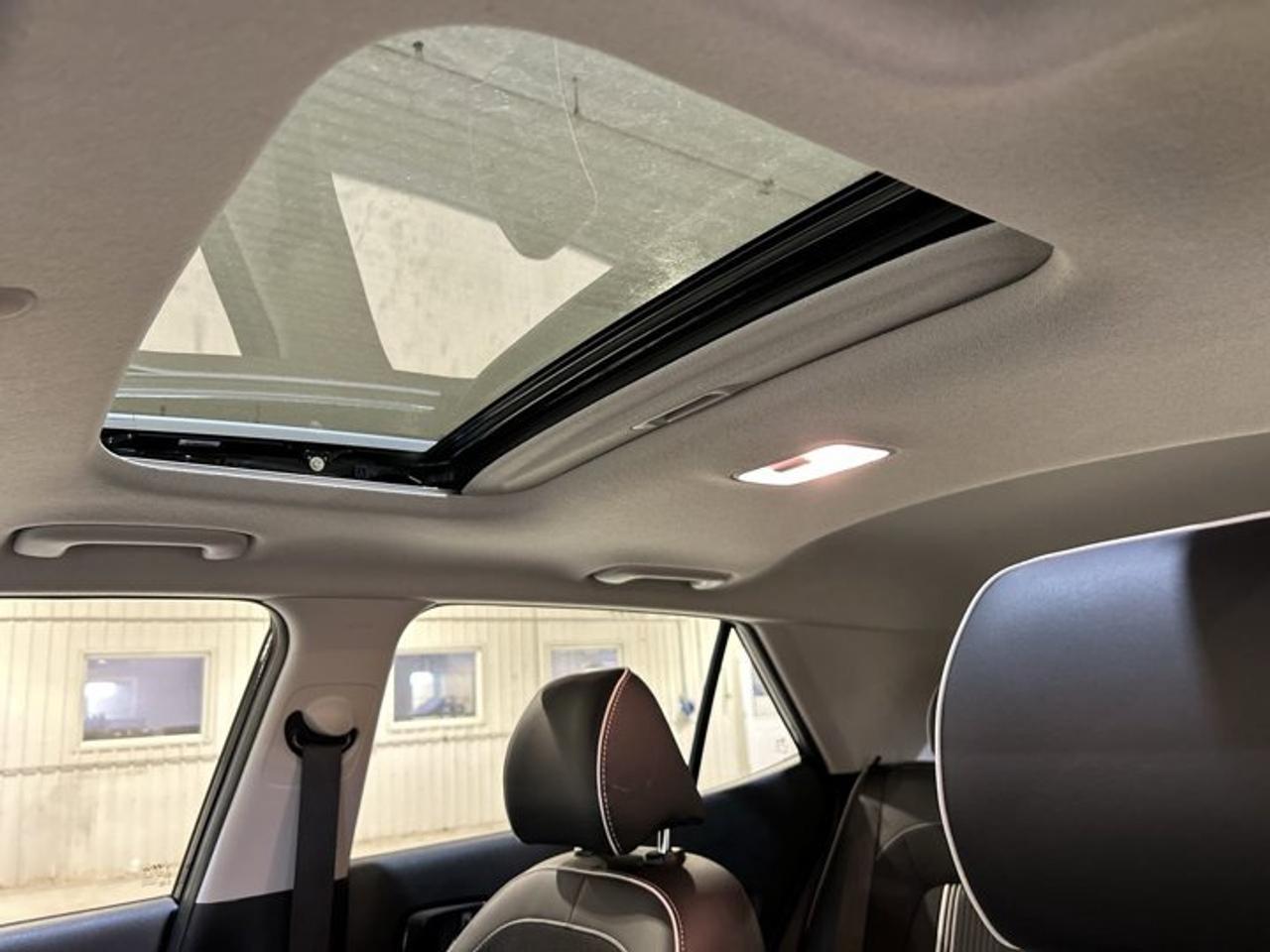 2024 Hyundai Venue Ultimate w/Black Interior| No accidents |Sunroof Photo