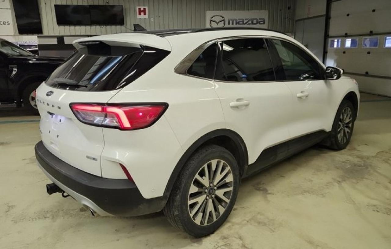 2020 Ford Escape Titanium AWD | Leather | Sunroof | Tow Pkg | Nav | Heated Seats | Power Seat | CarPlay & More ! Photo