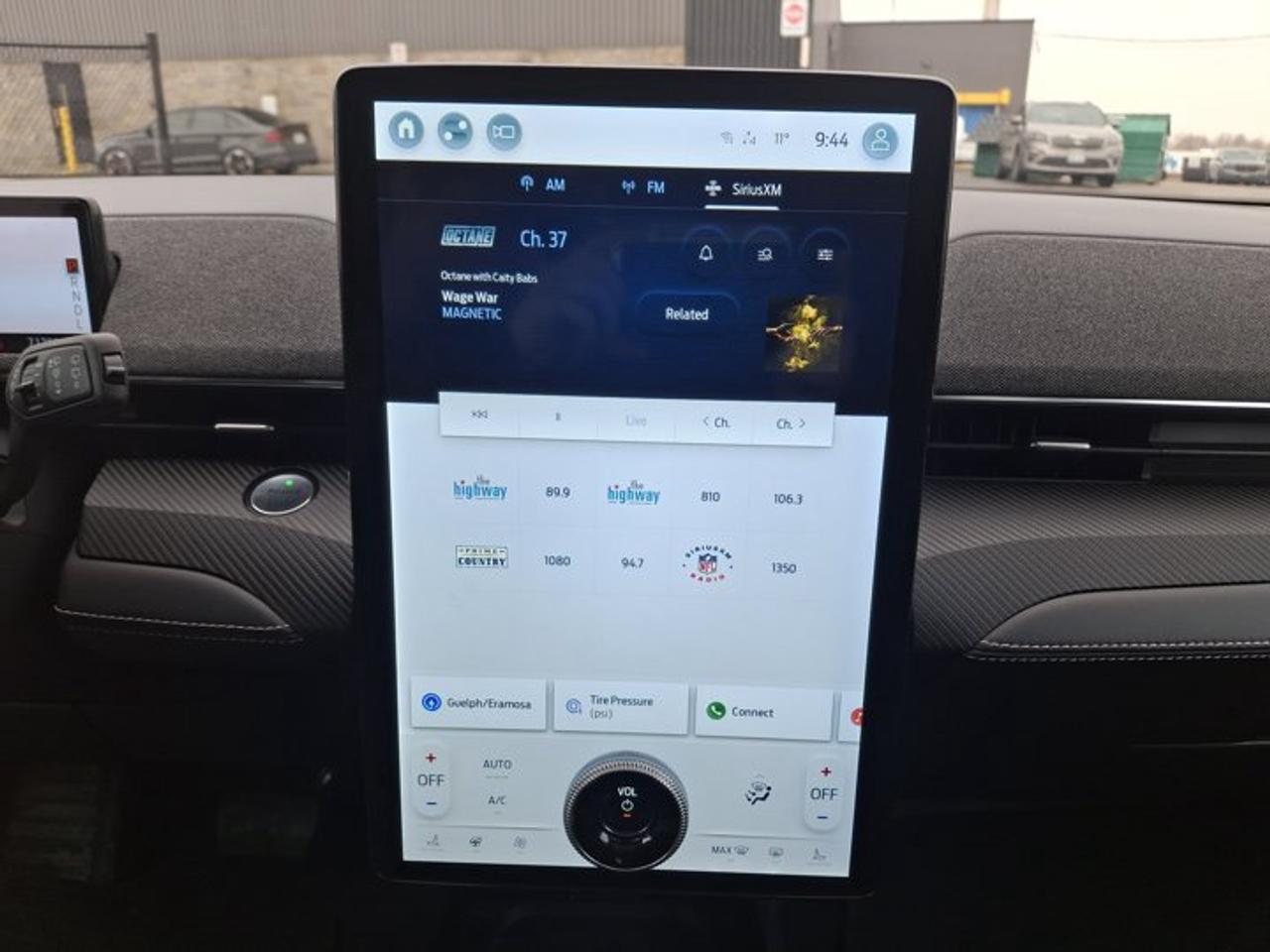 2023 Ford Mustang Mach-E Premium | Extended Range | Leather | Glass Top | Heated Seats | CarPlay + Android | and More ! Photo3