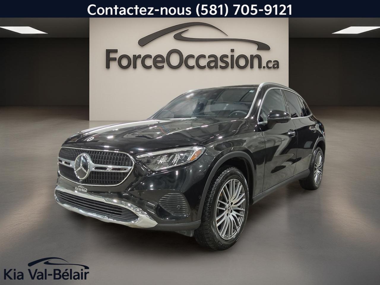 Jamais accidenté // Inspecté en 135 points

Le Mercedes-Benz GLC 2025 GLC300 4MATIC * 255HP * CUIR * CAMÉRA 360° * BURMESTER® * proposé chez Kia Val-Bélair à Québec affiche 21 976 km et présente une configuration recherchée : carrosserie noire, intérieur noir, 4 portes, moteur 2,0 litres sans plomb et transmission automatique. Ce VUS usagé mise sur un équipement précis, utile au quotidien et bien adapté à une conduite moderne.

CARACTÉRISTIQUES DU GLC GLC300 4MATIC * 255HP * CUIR * CAMÉRA 360° * BURMESTER® *
»» Moteur turbo 2,0 litres de 255 chevaux
»» Rouage intégral 4MATIC pour motricité accrue
»» Caméra 360° mentionnée dans cette version
»» Système audio Burmester® mentionné sur ce véhicule

CARACTÉRISTIQUES DE SÉCURITÉ AVANCÉES
»» Surveillance des angles morts intégrée
»» Caméra de recul pour manoeuvres simplifiées
»» Contrôle de stabilité et freins ABS
»» Coussins gonflables latéraux et latéraux de tête

PERFORMANCE ET EFFICACITÉ
»» Moteur 2,0 litres turbo sans plomb
»» Puissance annoncée de 255 chevaux
»» Transmission automatique à double embrayage
»» Différentiel à glissement limité inclus

CONFORT
»» Sièges avant chauffants pour lhiver
»» Sièges avant à réglage électrique
»» Sièges à mémoire pour ajustement rapide
»» Climatisation automatique à deux zones

TECHNOLOGIE ET CONNECTIVITÉ
»» Intégration Bluetooth pour appels et audio
»» Commandes audio pratiques au volant
»» Point daccès WiFi intégré
»» Radio satellite et radio HD

ESPACE DE CHARGEMENT
»» Hayon électrique pour accès facilité
»» Ouverture à distance du coffre
»» Couvre-bagage pour plus de discrétion
»» Banquette et coffre pratiques au quotidien

APPRÉCIÉ DES AUTRES PROPRIÉTAIRES
»» Conduite silencieuse et tenue de route rassurante
»» Habitacle soigné et commandes faciles
»» Sièges chauffants appréciés en hiver
»» Rouage intégral utile par mauvais temps

GARANTIE
»» Garantie légale seulement
»» Garantie dusage
»» Garantie de durée raisonnable
»» Garantie contre les vices cachés

Avec sa présentation noire sur noir, ce Mercedes-Benz GLC 2025 GLC300 4MATIC * 255HP * CUIR * CAMÉRA 360° * BURMESTER® * conserve une allure sobre et haut de gamme. Son équipement comprend aussi les rétroviseurs chauffants, les vitres électriques, les phares à DEL, le démarrage par bouton-poussoir, le volant réglable gainé de cuir, ainsi quun rétroviseur intérieur électrochromatique.

Ce VUS met laccent sur des éléments concrets qui servent tous les jours. Le hayon électrique et laccès au coffre arrière simplifient le chargement. Les rétroviseurs électriques, escamotables et à mémoire ajoutent un côté pratique appréciable, surtout en milieu urbain. Le régulateur de vitesse, la direction assistée et les commandes au volant contribuent aussi à une conduite détendue.

Pour le confort à bord, lensemble est bien pensé pour notre climat. Les sièges avant chauffants, le contrôle automatique de la température, le dégivreur de vitre arrière et les rétroviseurs chauffants répondent bien aux besoins dici. Les vitres teintées, léclairage ambiant et les miroirs de courtoisie éclairés complètent une présentation soignée sans tomber dans lexagération.

Chez Kia Val-Bélair à Québec, ce Mercedes-Benz GLC 2025 GLC300 4MATIC * 255HP * CUIR * CAMÉRA 360° * BURMESTER® * représente une option intéressante pour lacheteur qui veut un VUS de luxe compact, récent, bien équipé et déjà prêt à prendre la route. Son kilométrage de 21 652 km demeure raisonnable pour un modèle de cette année, et sa dotation couvre les fonctions recherchées en matière de sécurité, de confort et de connectivité.

Le NIV de ce Mercedes-Benz GLC GLC300 4MATIC * 255HP * CUIR * CAMÉRA 360° * BURMESTER® * 2025 est le W1NKM4HBXSF406502 .

Garantie prolongée disponible, livraison en 48h