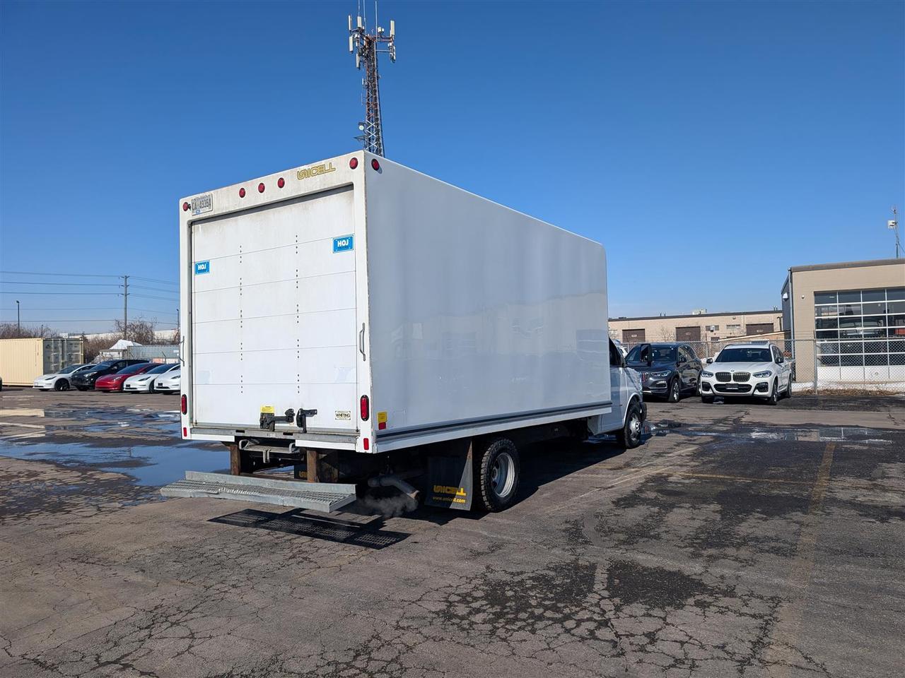 2023 GMC Savana 3500 WORK VAN - 16 FT BOX - BLUETOOTH - Photo