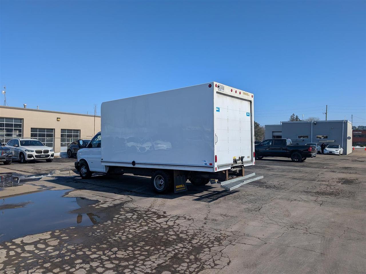 2023 GMC Savana 3500 WORK VAN - 16 FT BOX - BLUETOOTH - Photo