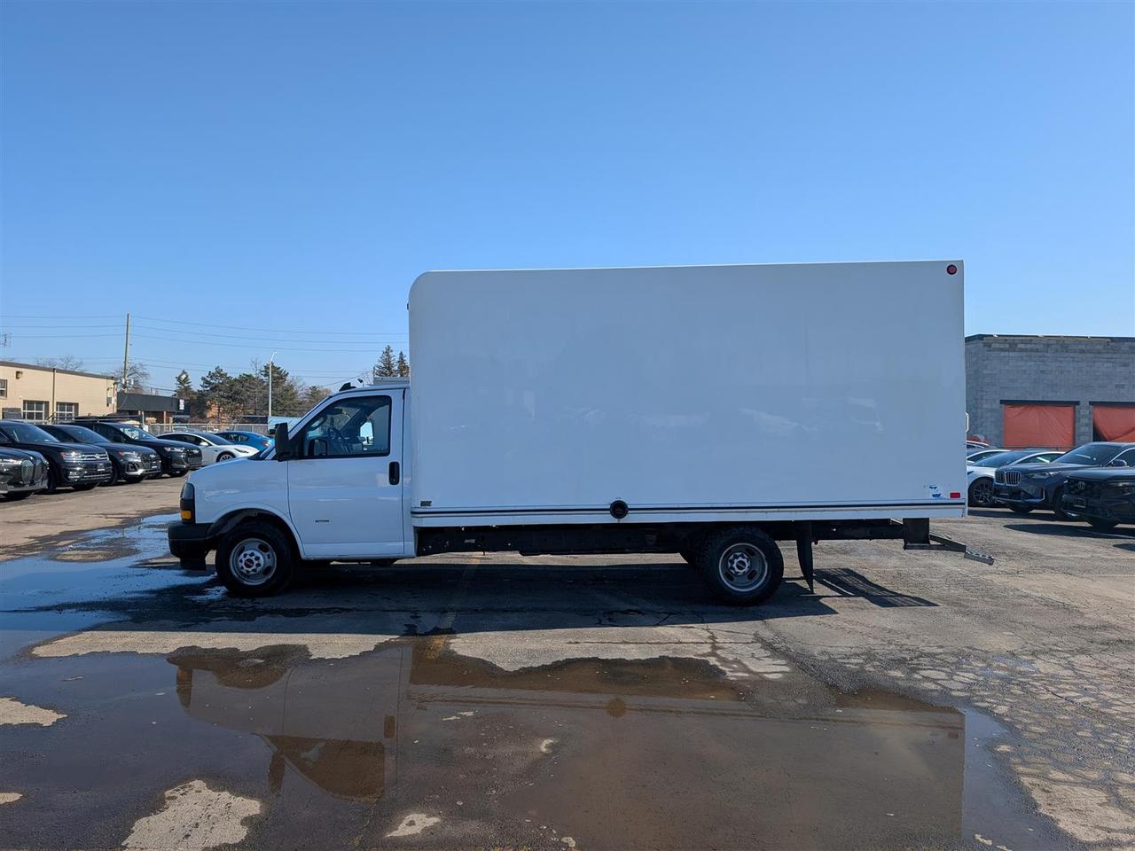 2023 GMC Savana 3500 WORK VAN - 16 FT BOX - BLUETOOTH - Photo