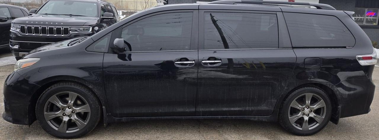 2017 Toyota Sienna SE / NO ACCIDENTS /LEATHER / ROOF/ PWR DOORS / NAV Photo2