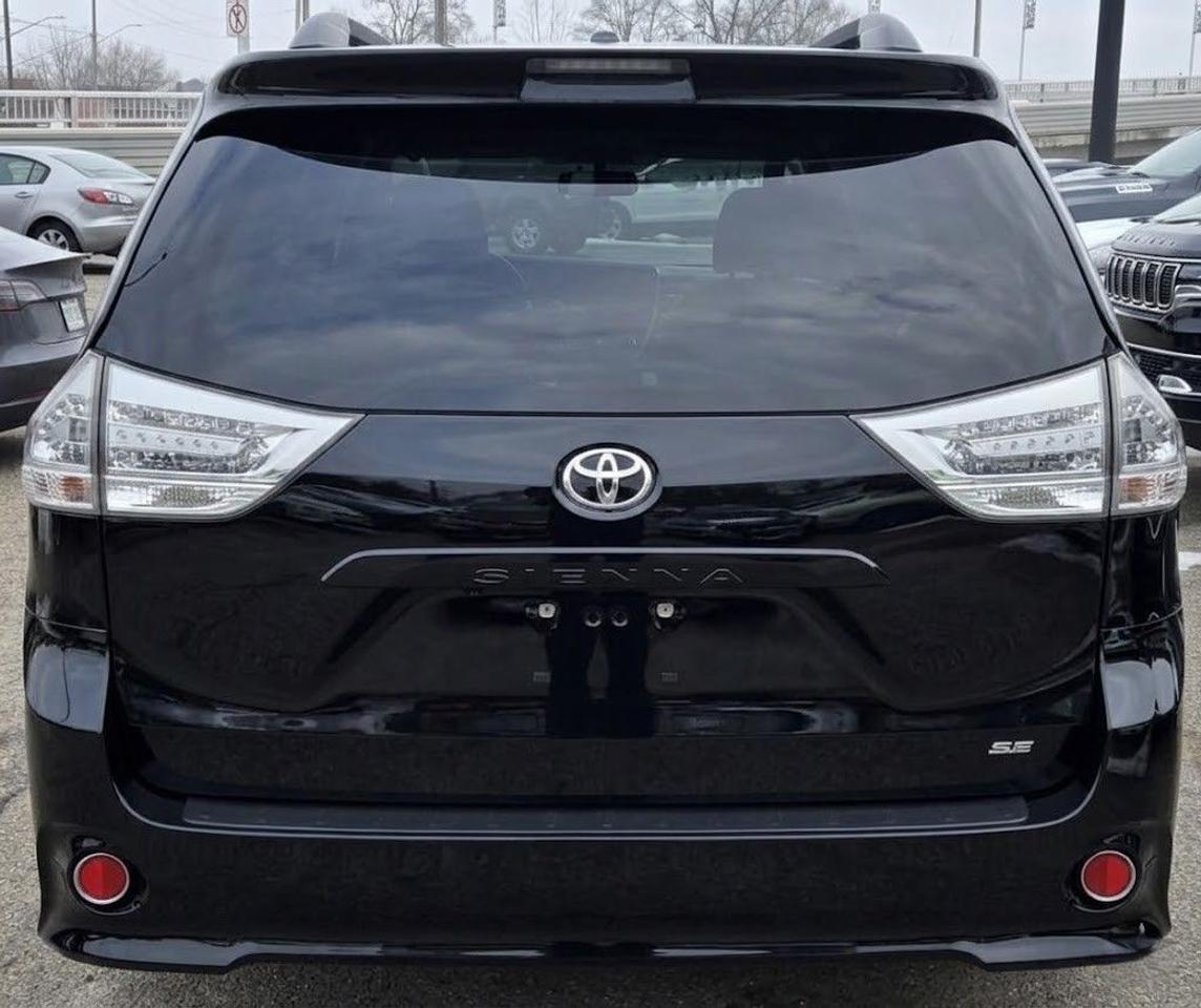 2017 Toyota Sienna SE / NO ACCIDENTS /LEATHER / ROOF/ PWR DOORS / NAV Photo4