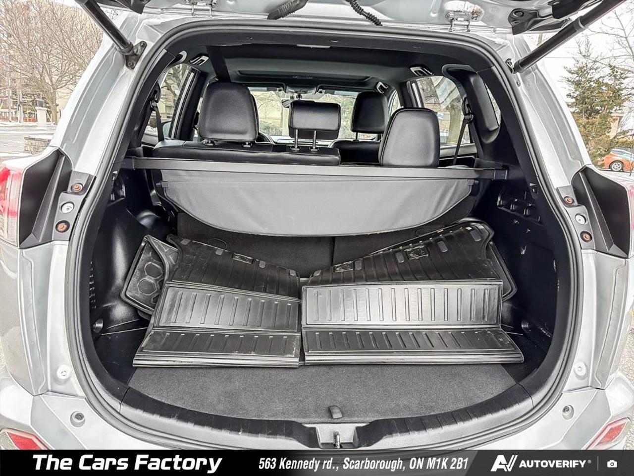 2016 Toyota RAV4 SE AWD Leather / Roof / Camera / No Accident! Photo