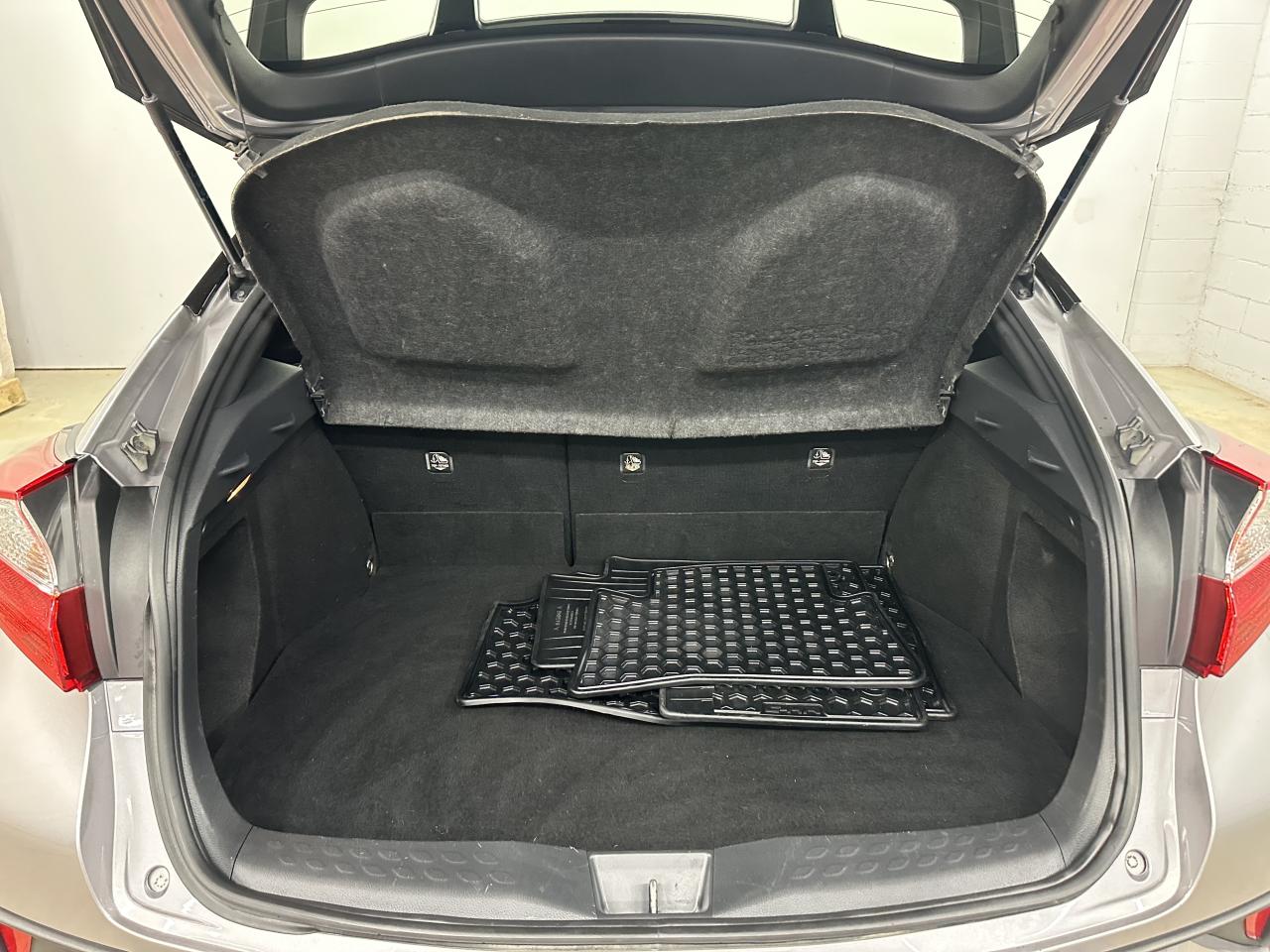 2019 Toyota C-HR LE Photo6