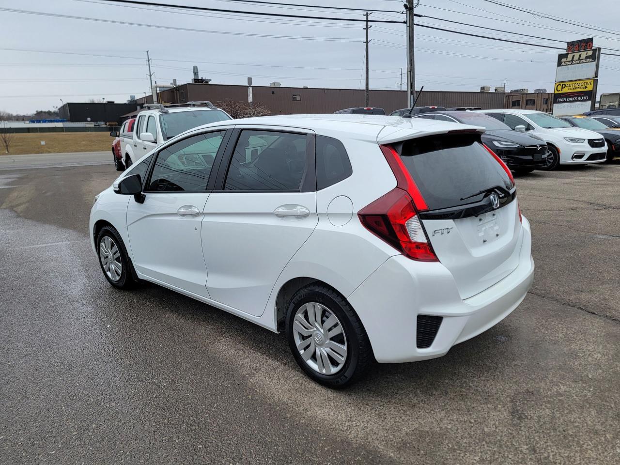 2016 Honda Fit LX | LOW KMS Photo4