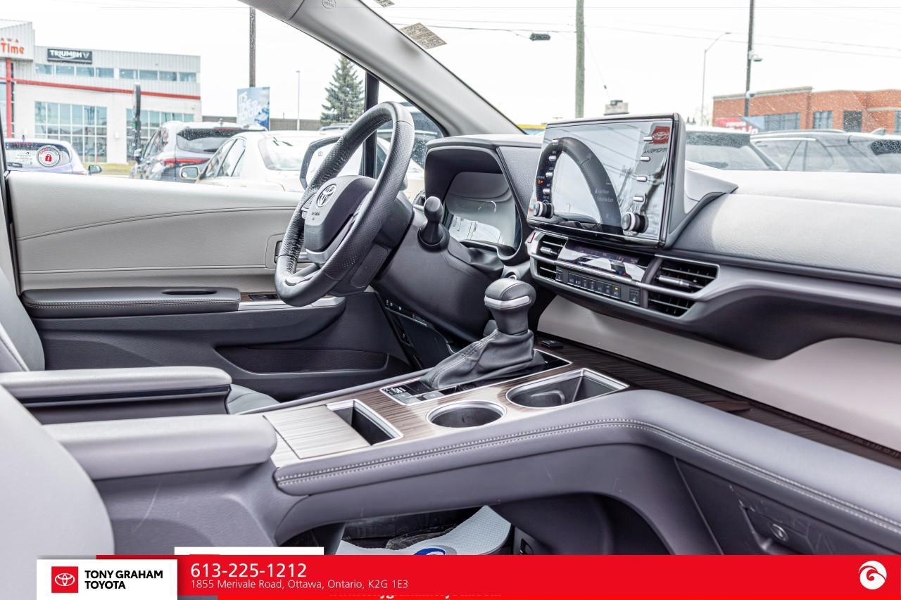 2024 Toyota Sienna XLE 8-Passenger Photo