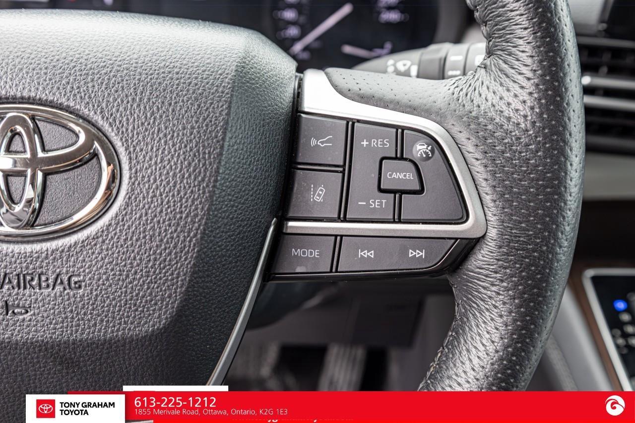 2024 Toyota Sienna XLE 8-Passenger Photo