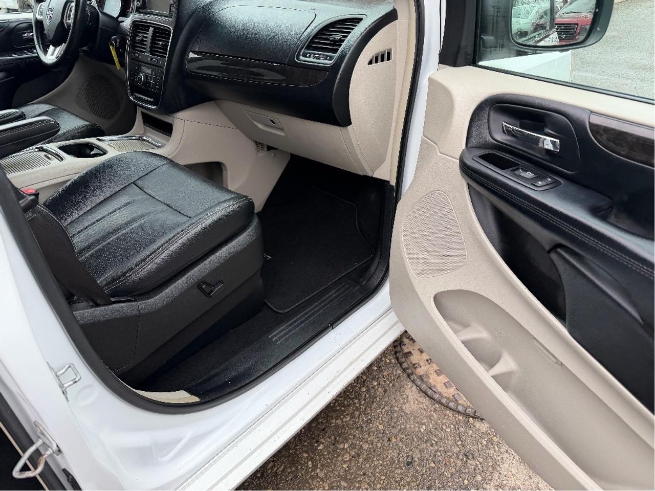 2015 Dodge Grand Caravan Crew Plus Photo