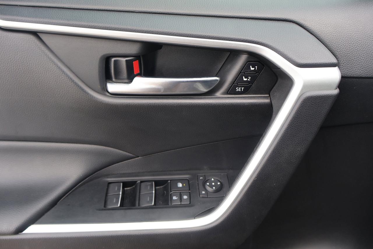 2022 Toyota RAV4 XLE | | Moonroof | Photo
