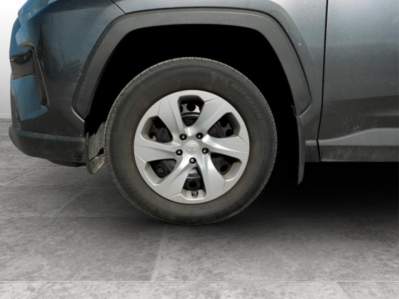 2021 Toyota RAV4 LE Photo