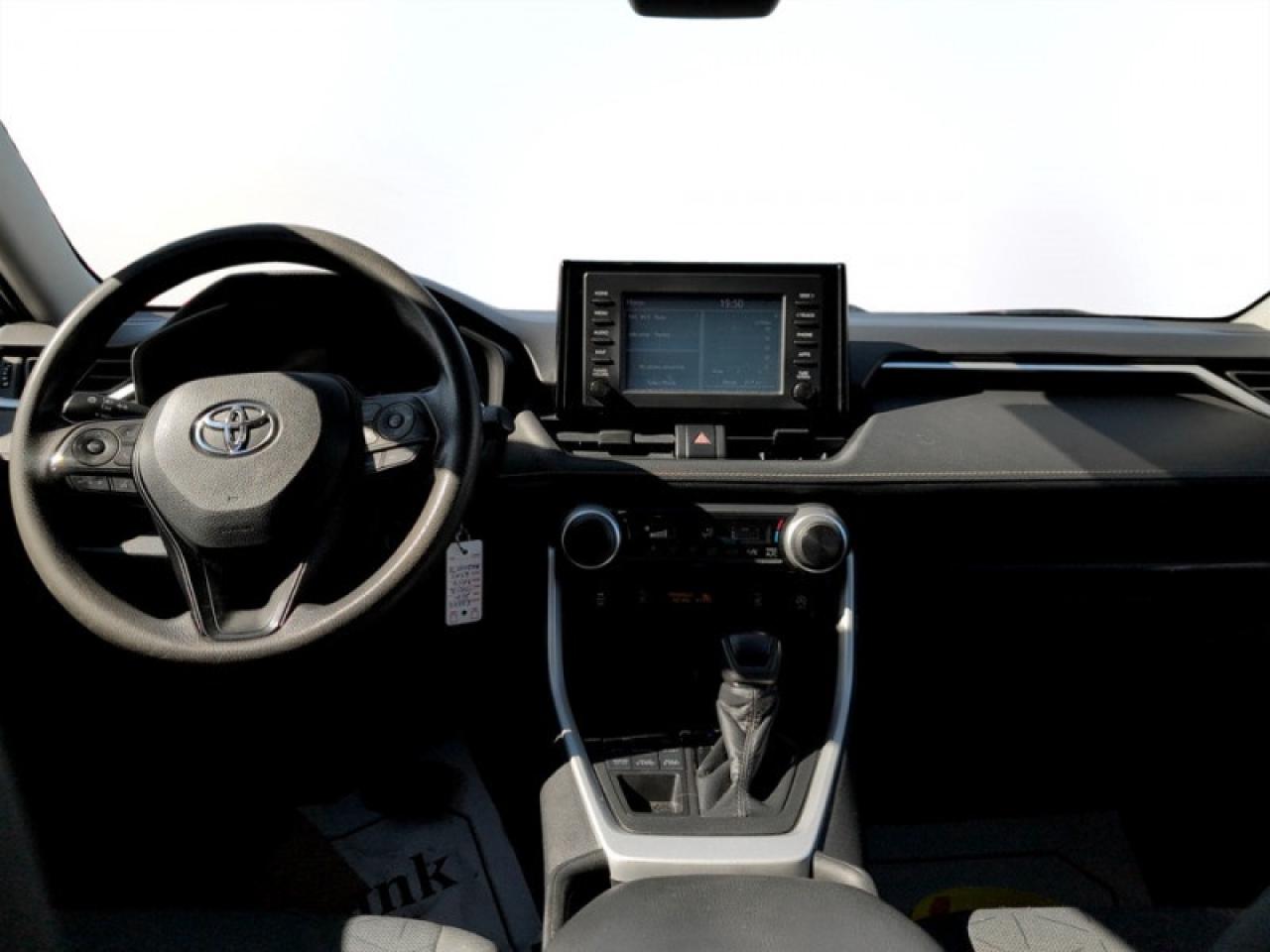 2021 Toyota RAV4 LE Photo