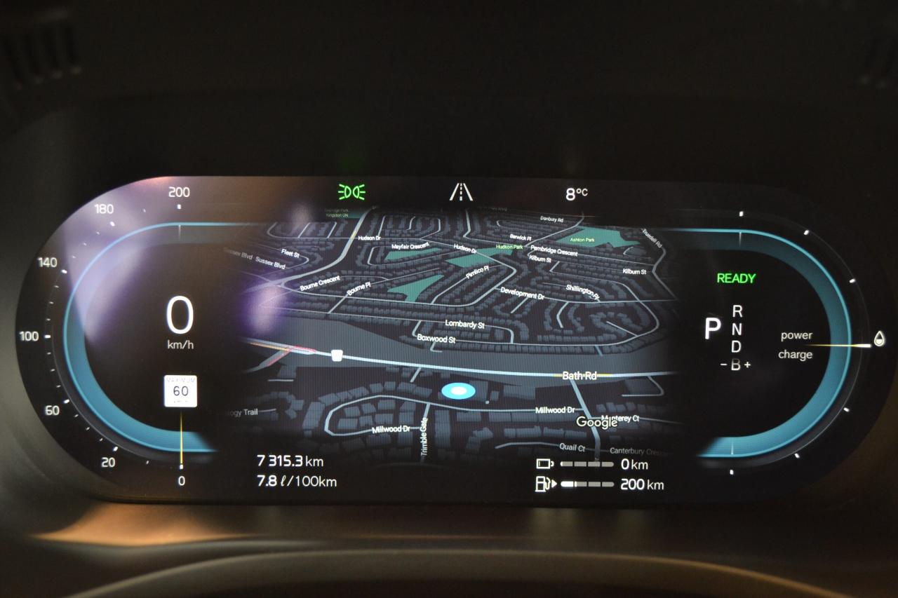 2022 Volvo XC60 Recharge T8 R-Design Photo4