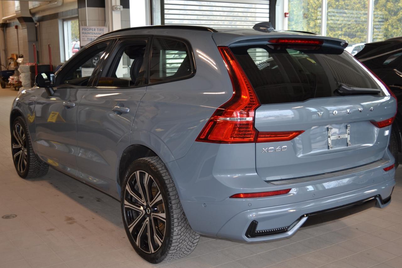 2022 Volvo XC60 Recharge T8 R-Design Photo