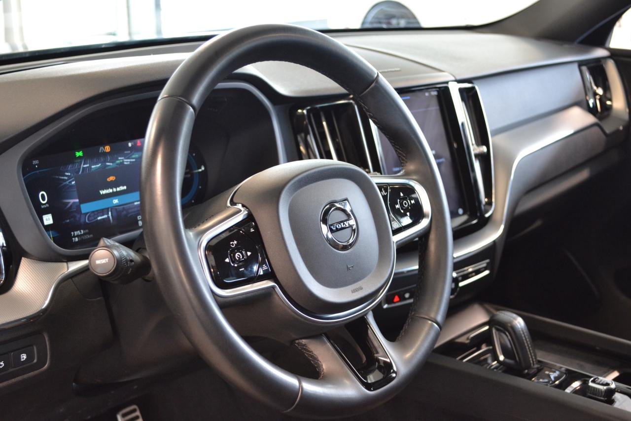 2022 Volvo XC60 Recharge T8 R-Design Photo