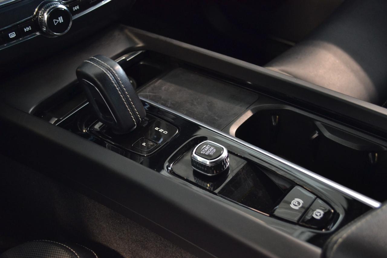 2022 Volvo XC60 Recharge T8 R-Design Photo