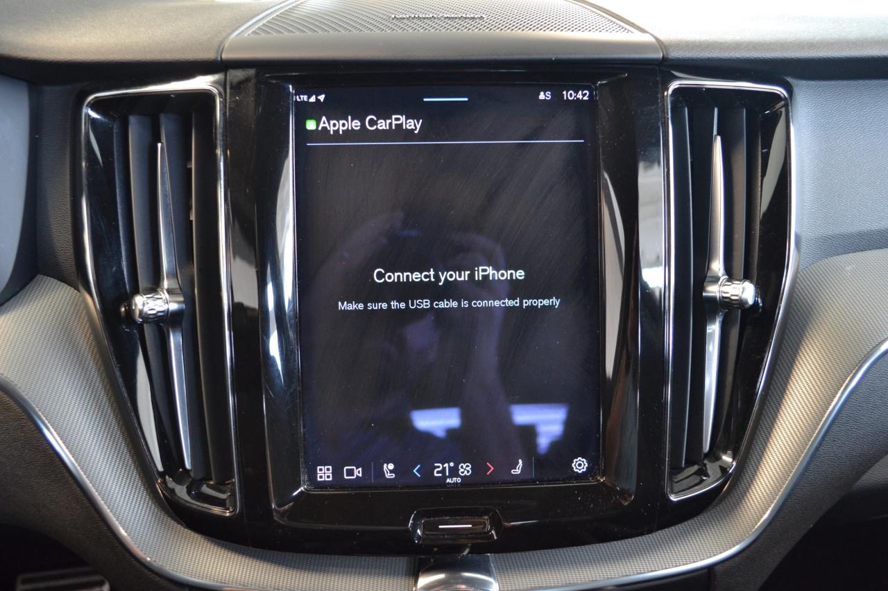 2022 Volvo XC60 Recharge T8 R-Design Photo