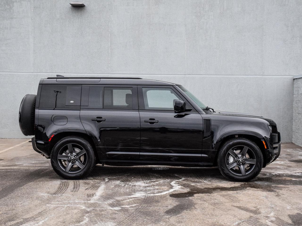 2024 Land Rover Defender X-Dynamic SE Photo2