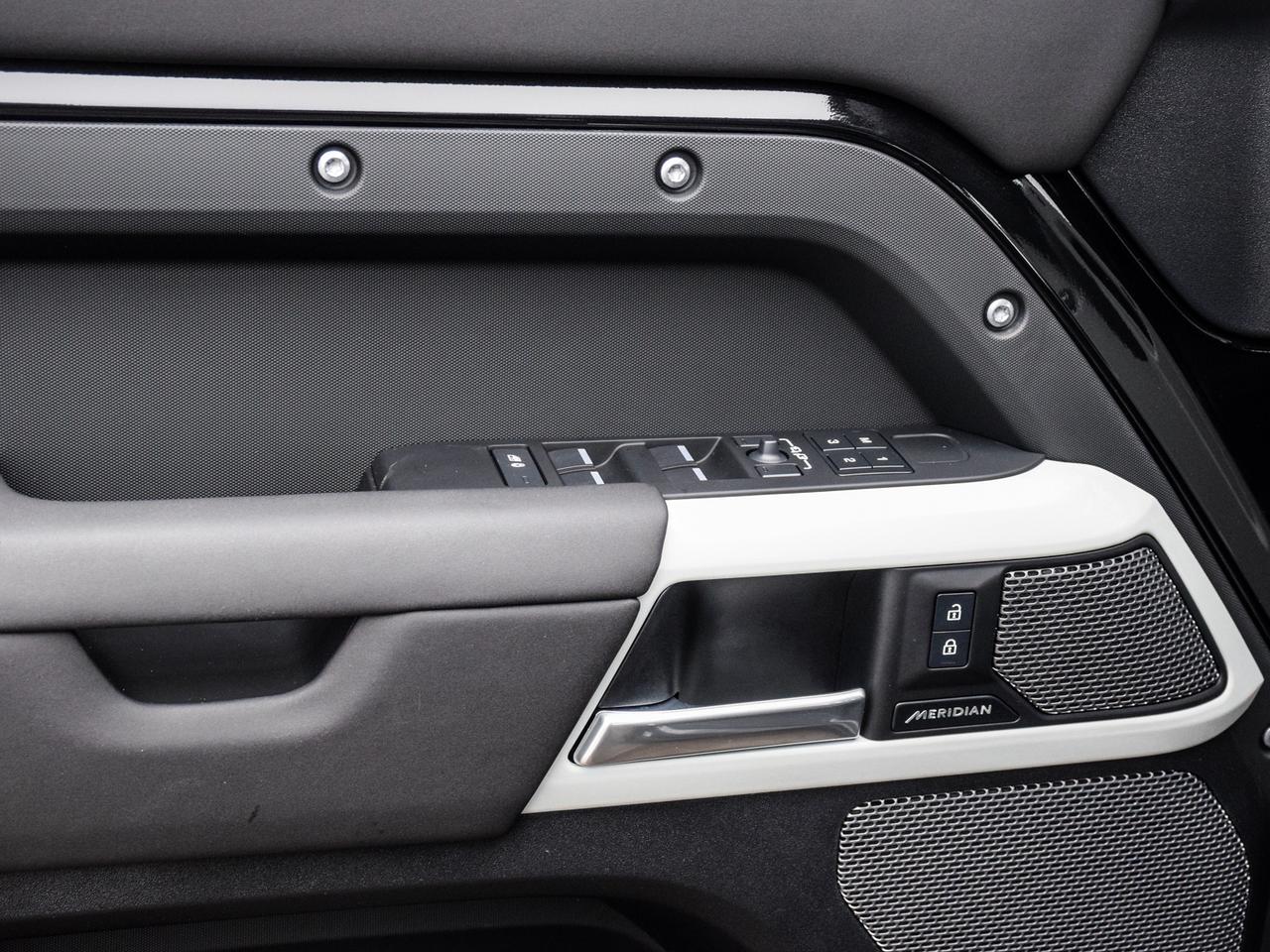 2024 Land Rover Defender X-Dynamic SE Photo