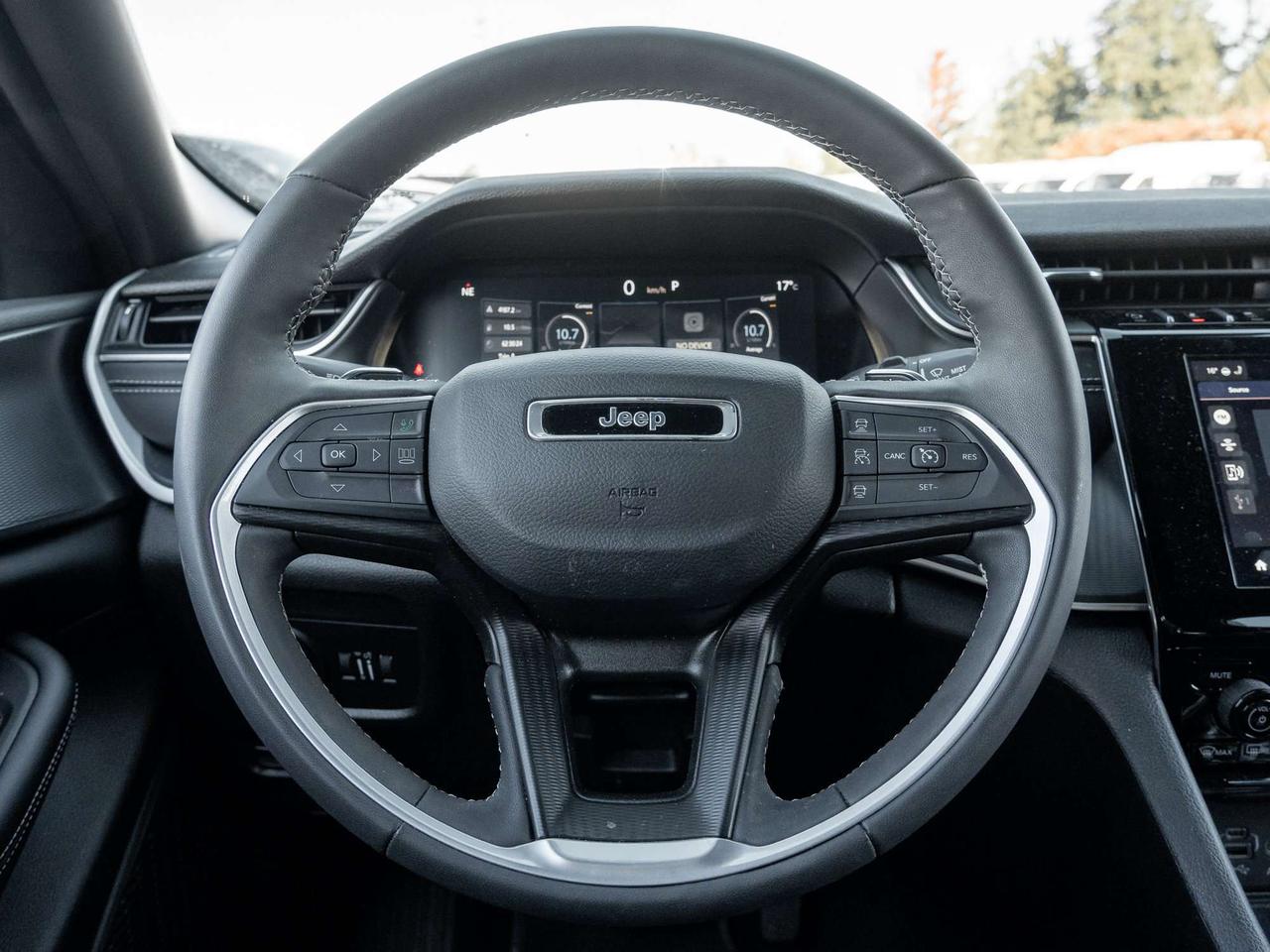 2024 Jeep Grand Cherokee AWD Altitude   Clean Carfax   Low KMs   20" Alloy Photo