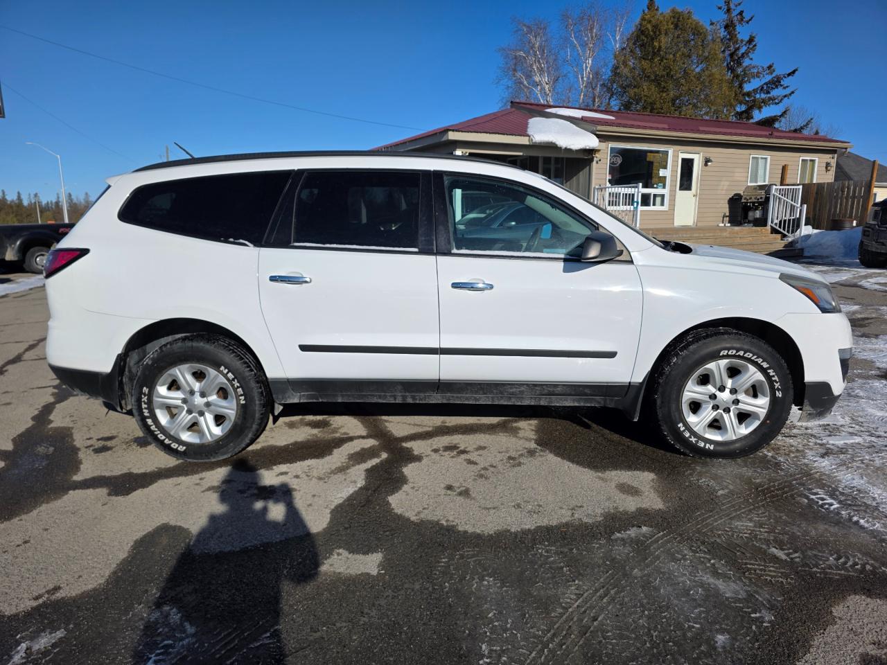 2017 Chevrolet Traverse LS Front-Wheel Drive Photo4