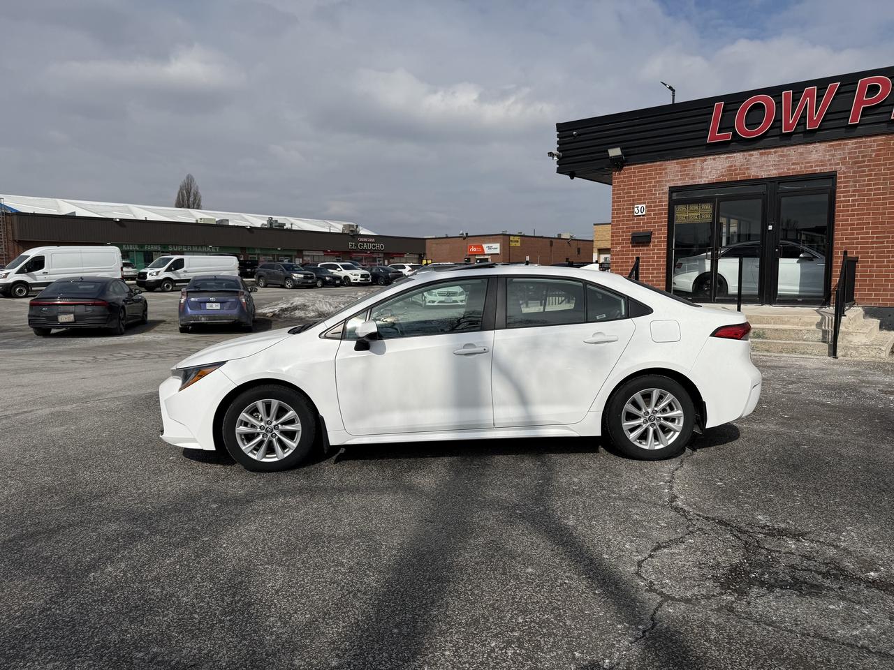 2024 Toyota Corolla Toyota Warranty l LE l CVT l 2.0 l 4Cyl l Like New Photo4