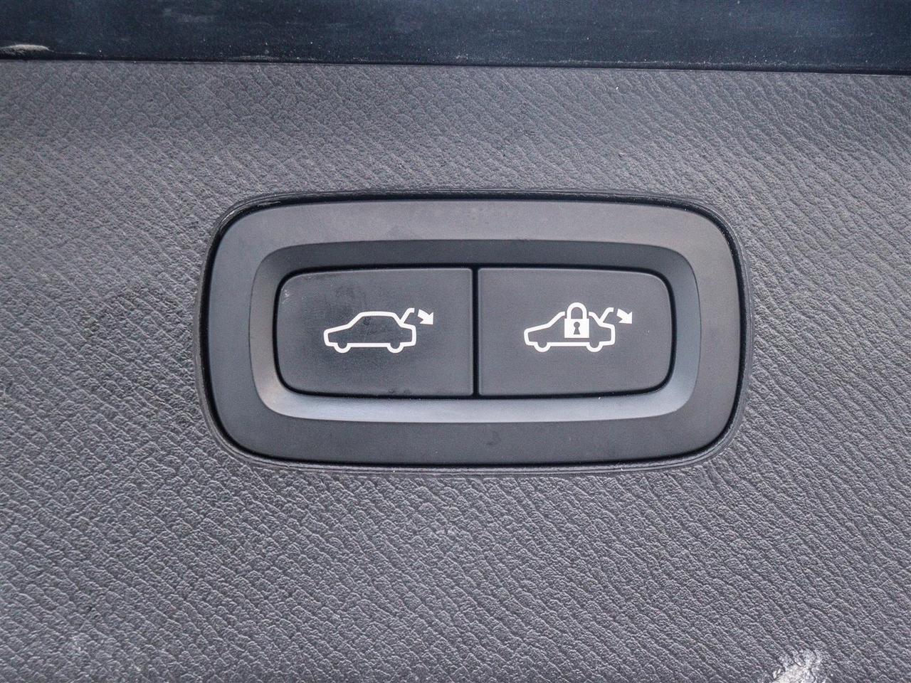 2020 Volvo XC90 T6 R-Design SUNROOF LEATHER NAVI Photo