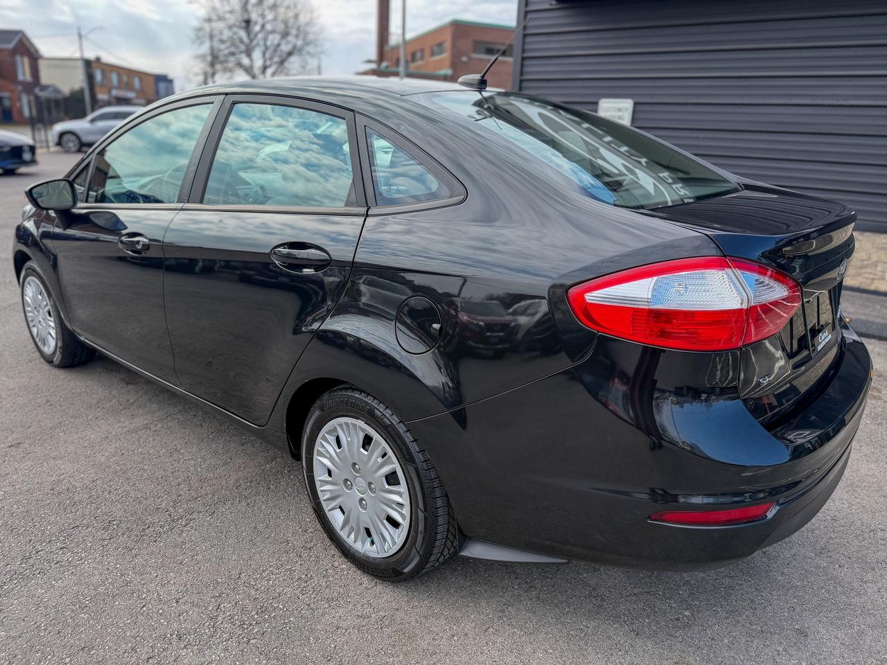 2014 Ford Fiesta SE/LOW KM/BLUETOOTH/HEATED SEATS/FUEL EFFICIENT Photo