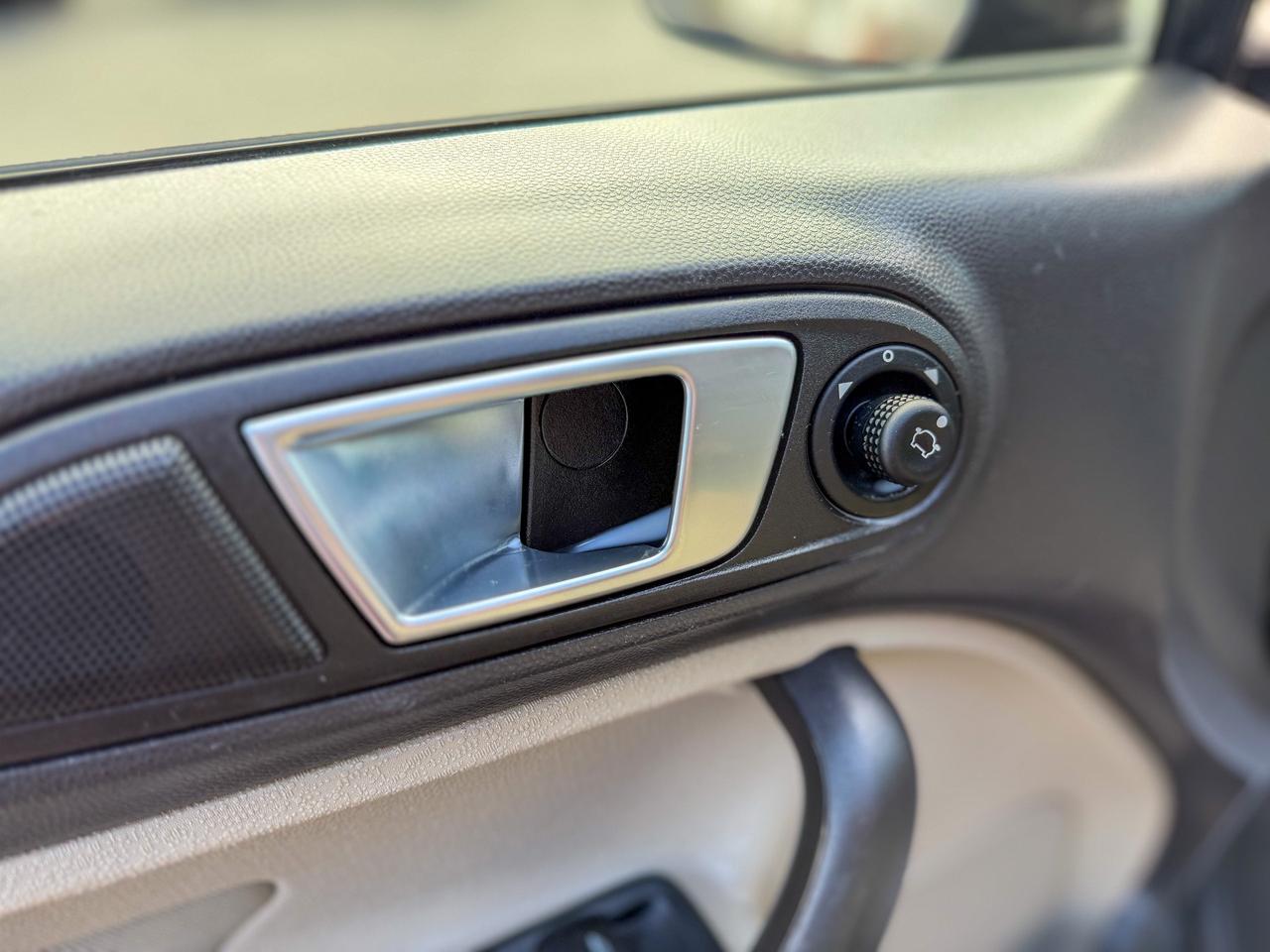 2014 Ford Fiesta SE/LOW KM/BLUETOOTH/HEATED SEATS/FUEL EFFICIENT Photo