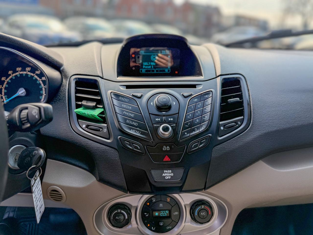 2014 Ford Fiesta SE/LOW KM/BLUETOOTH/HEATED SEATS/FUEL EFFICIENT Photo