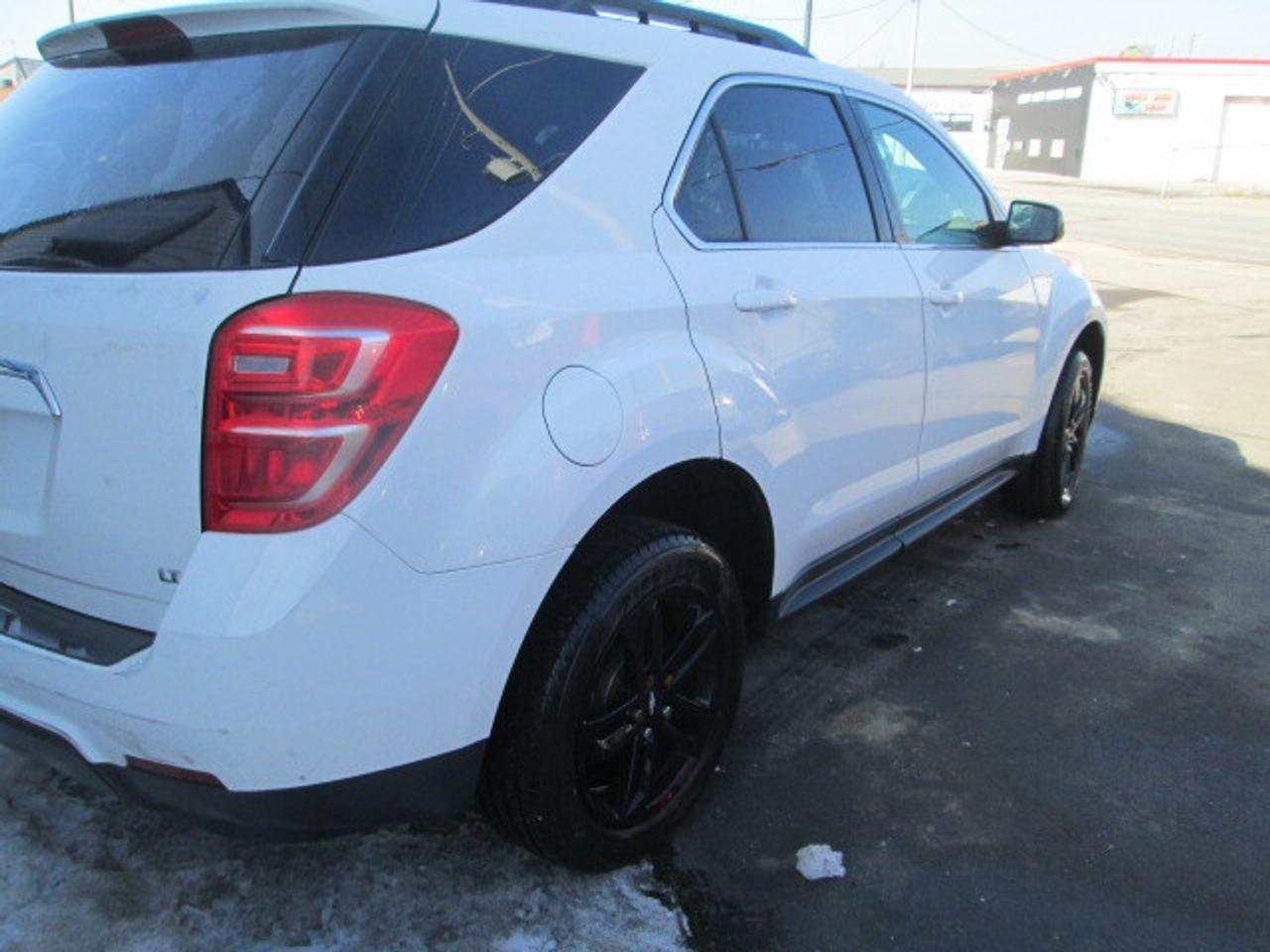 2017 Chevrolet Equinox FWD 4dr LT w-1LT, Leather, Back Up Camera Photo3