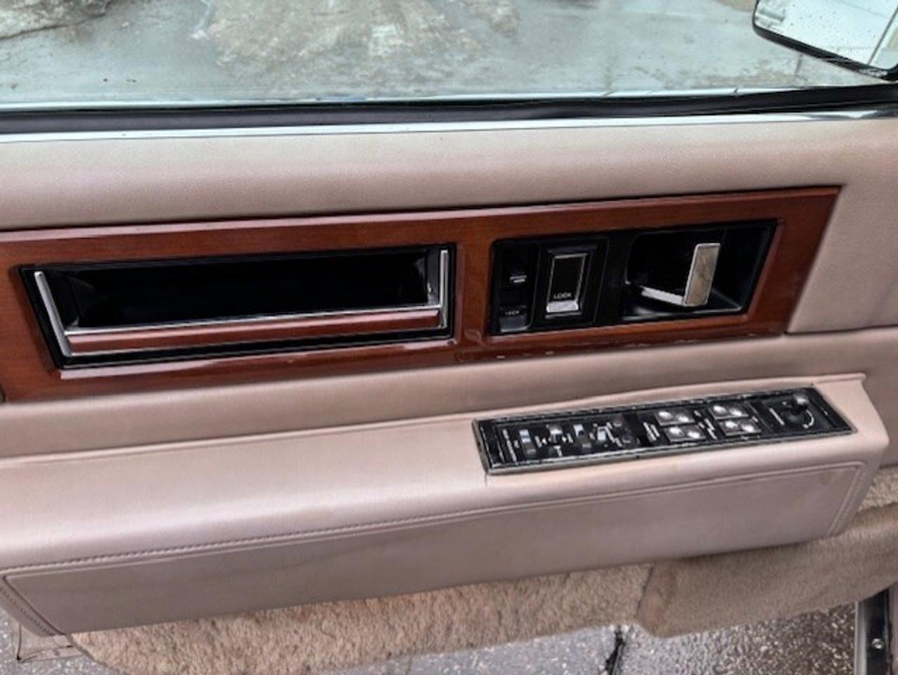 1991 Cadillac Fleetwood V8 **VINYL TOP-SENIOR DRIVEN-NO ACCIDENTS** Photo