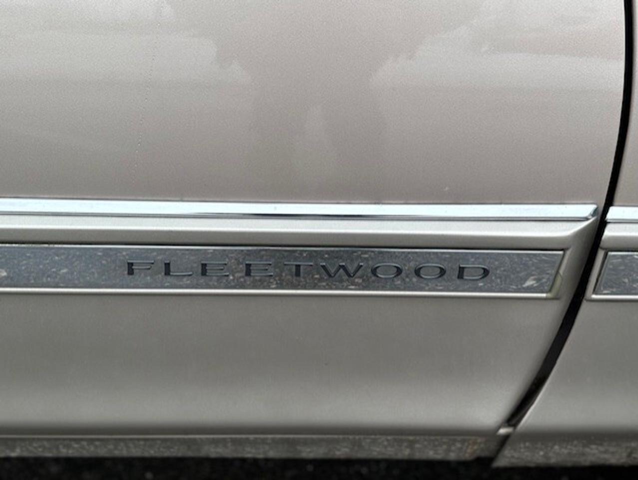 1991 Cadillac Fleetwood V8 **VINYL TOP-SENIOR DRIVEN-NO ACCIDENTS** Photo