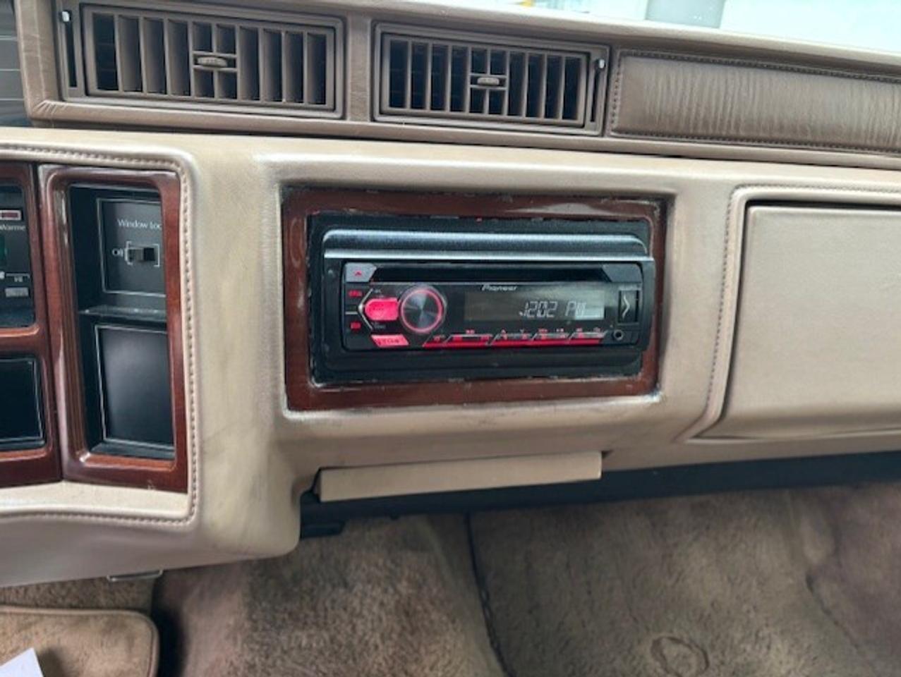 1991 Cadillac Fleetwood V8 **VINYL TOP-SENIOR DRIVEN-NO ACCIDENTS** Photo