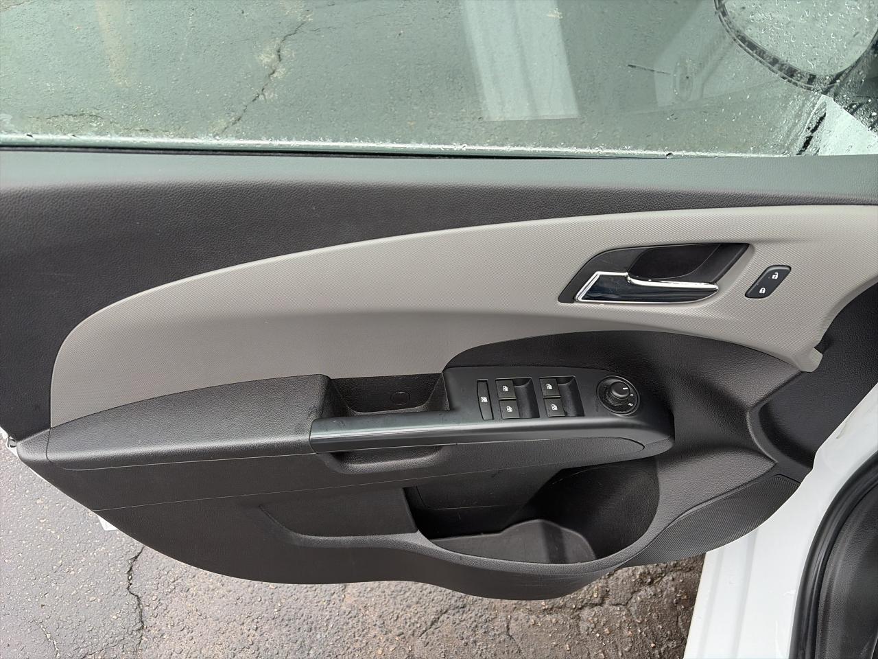 2016 Chevrolet Sonic LT-SUNROOF-CLEAN CARFAX-DRIVES EXCELLENT Photo