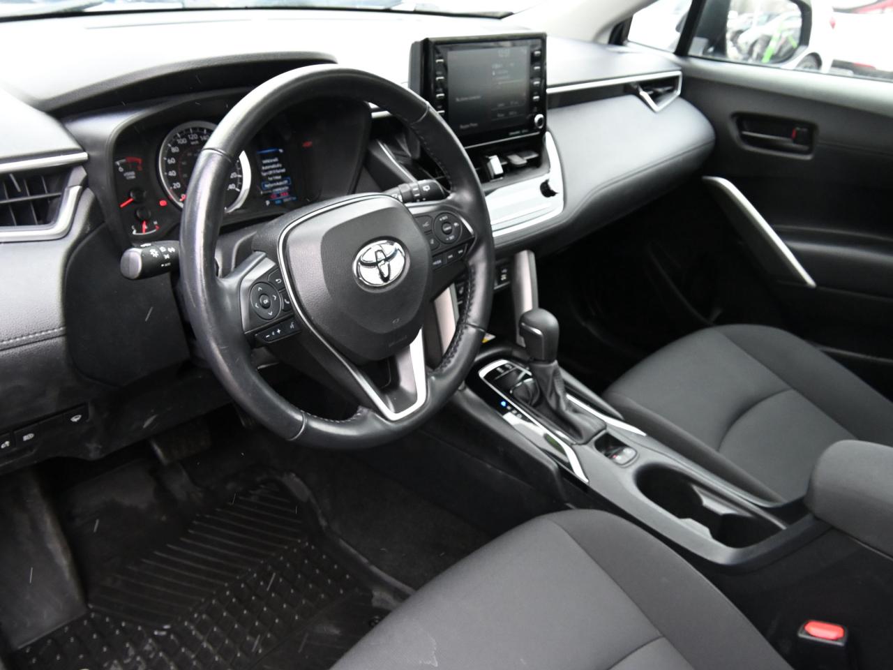 2022 Toyota Corolla Cross LE Photo