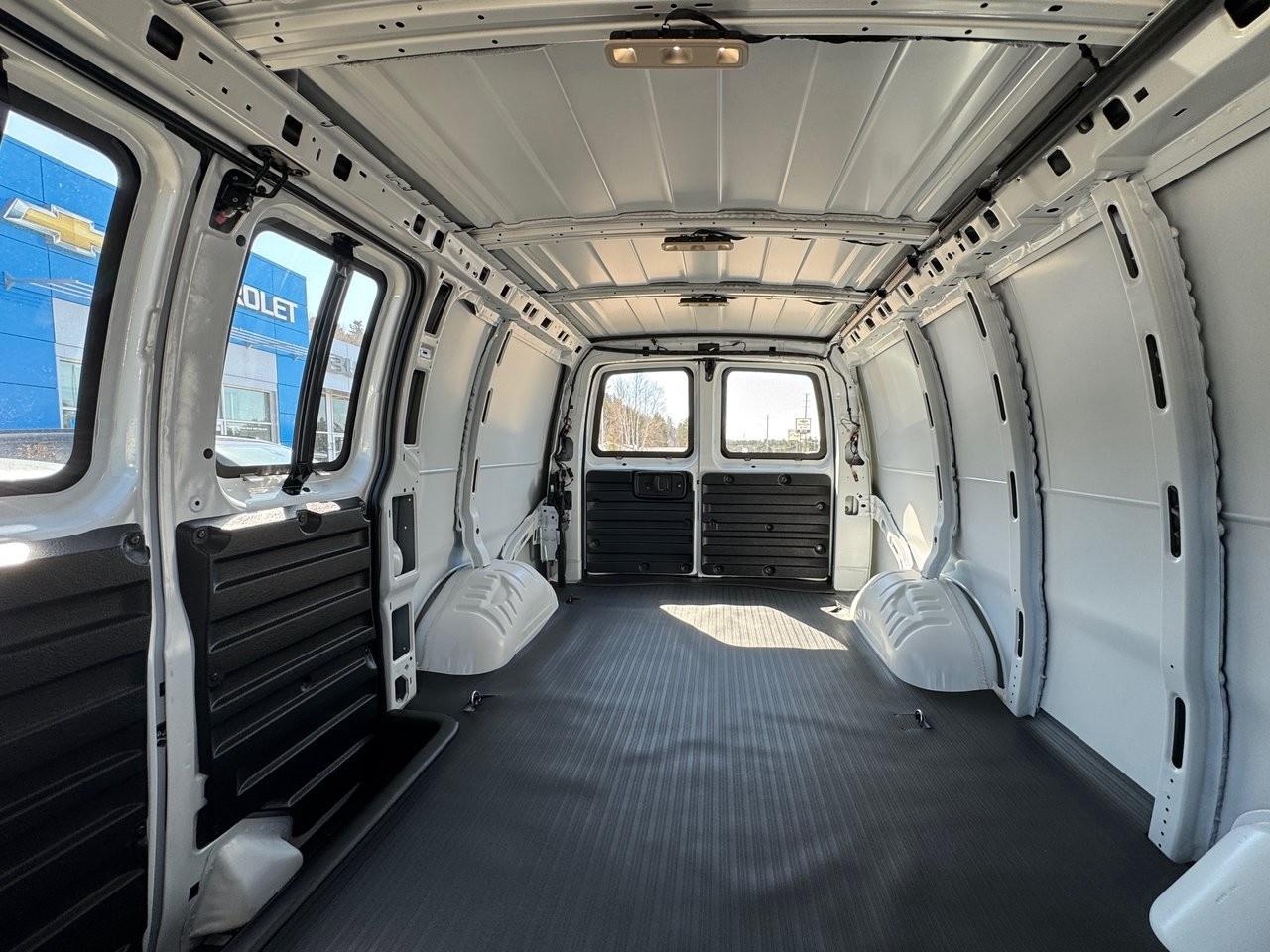 2025 GMC Savana Cargo Van 2500 Regular Wheelbase Rear-Wheel Drive Photo