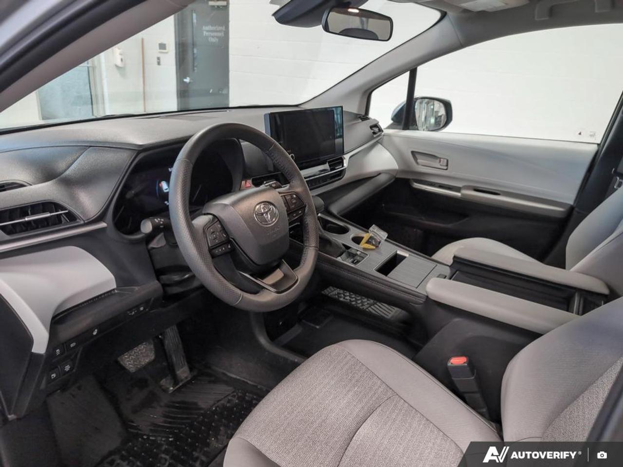 2025 Toyota Sienna LE 8-Passenger 4dr Front-Wheel Drive Passenger Van Photo