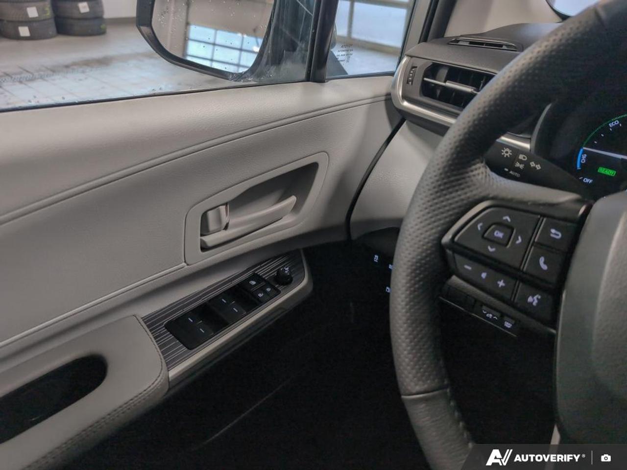 2025 Toyota Sienna LE 8-Passenger 4dr Front-Wheel Drive Passenger Van Photo