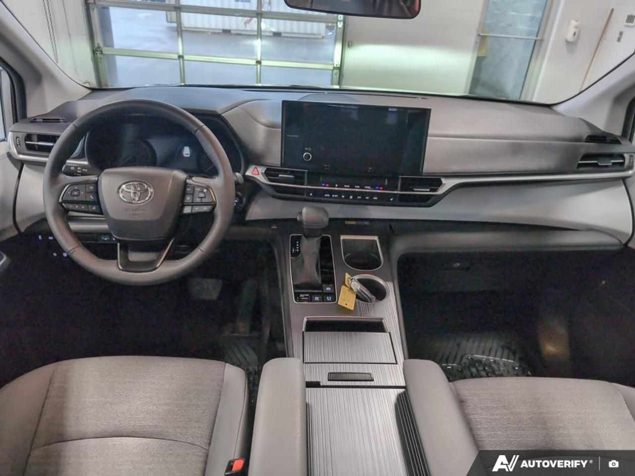 2025 Toyota Sienna LE 8-Passenger 4dr Front-Wheel Drive Passenger Van Photo