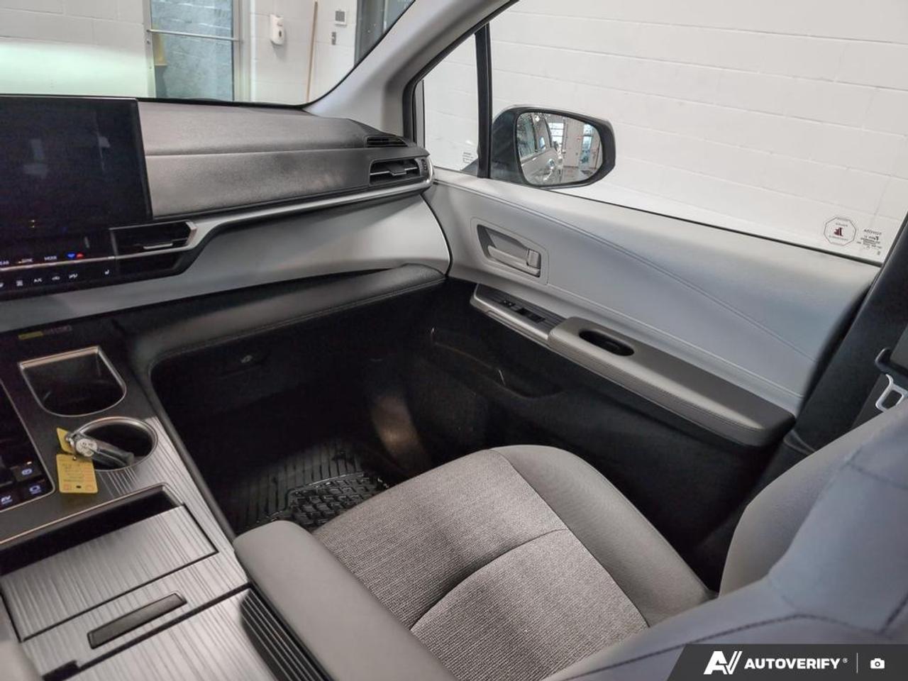 2025 Toyota Sienna LE 8-Passenger 4dr Front-Wheel Drive Passenger Van Photo