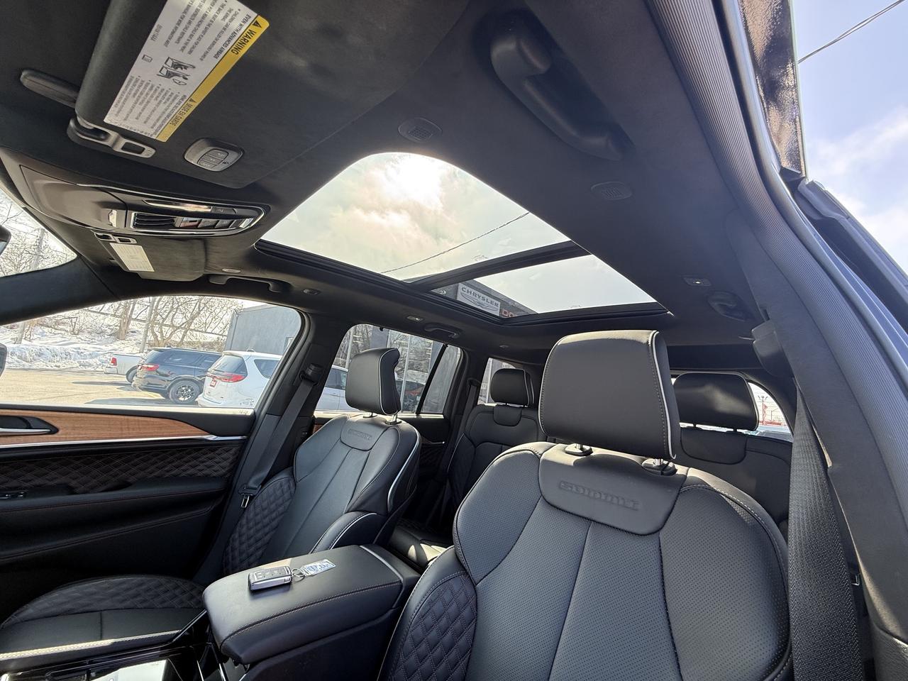 2025 Jeep Grand Cherokee Summit Reserve 4x4 - Pano Sunroof - Massage Seats! Photo