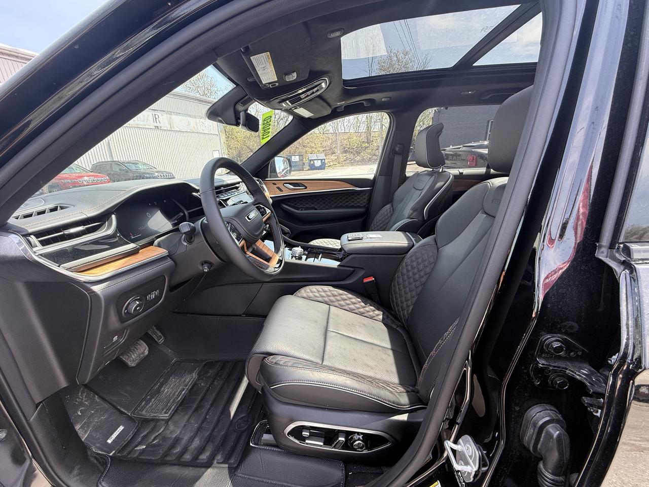 2025 Jeep Grand Cherokee Summit Reserve 4x4 - Pano Sunroof - Massage Seats! Photo