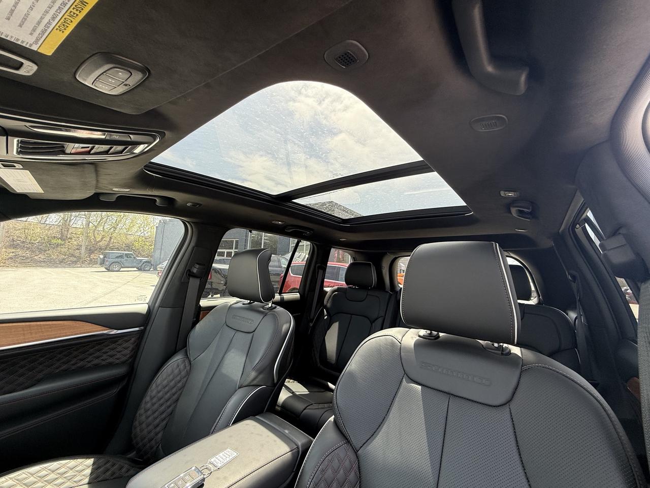 2025 Jeep Grand Cherokee Summit Reserve 4x4 - Pano Sunroof - Massage Seats! Photo